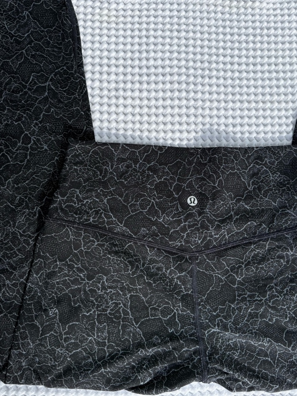 Lululemon align size 8 Black Lace-Print Leggings great shape hardly worn